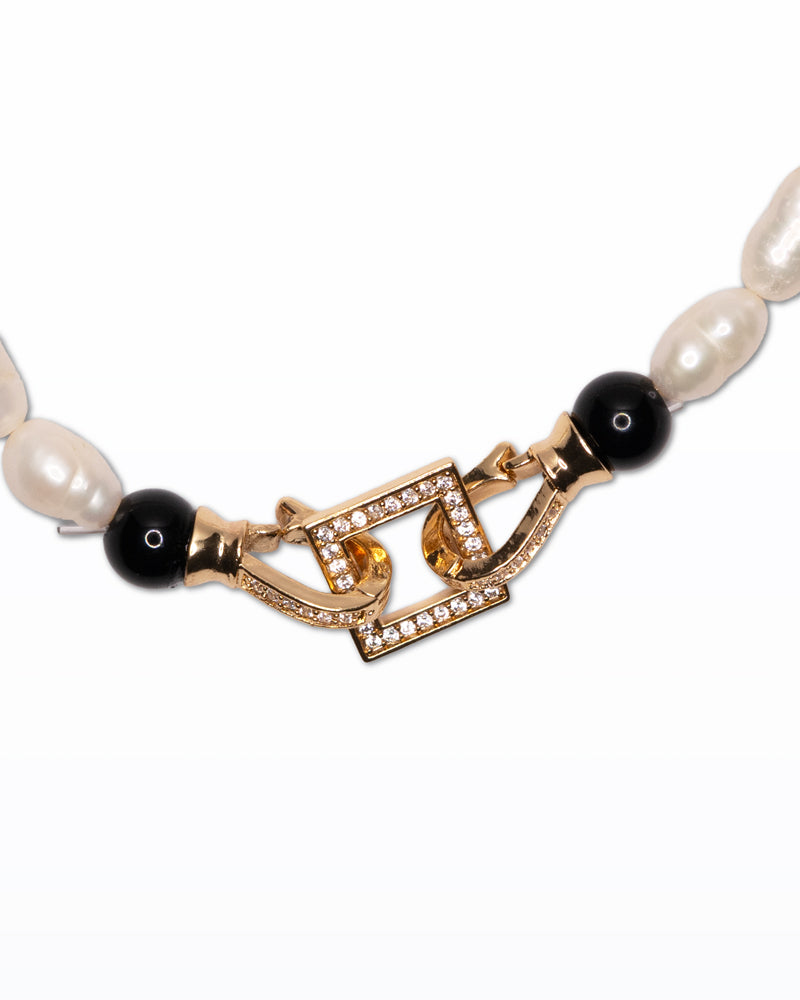 Pearl Code – Bracciale con perle bianche e nere, ottone